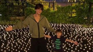 SRK, AbRam wish Merry Christmas in iconic 'King Khan' pose!
