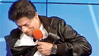 SRK shows off his abs