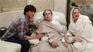 SRK visits Dilip Kumar at his residence!