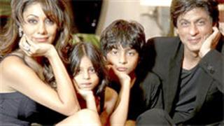 सिर्फ मेरे और मेरे बच्चों के गालों के डिंपल मेल खातें हैं, आदतें नहीं: शाहरुख