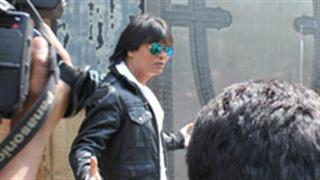 When, SRK’s duplicate seen outside Mannat