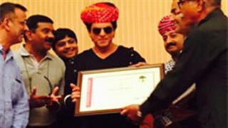 SRK accepts Honorary Membership from Jodhpur Tourist Guide Association!