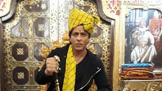 Shahrukh Khan embraces the head gears of Punjab and Rajasthan!