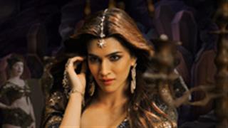 Kriti Sanon sizzles in  'Aao Kabhi Haveli Pe'  from Stree!
