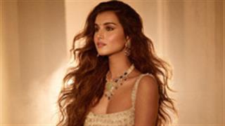Tara looks like an idol of grace and grandeur on the cover of Elle magazine!