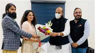'तेजस' की टीम के साथ इस वजह से भारत के रक्षा मंत्री से मिलने पहुंची कंगना