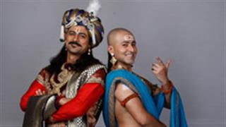 Tenali Rama is trapped between the two wives of King Krishnadevraya