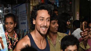 OMG! Tiger Shroff made an impromptu stop at a local magazine stall