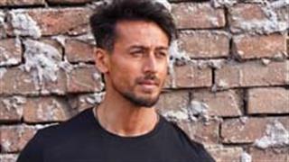 Tiger Shroff’s fans shower love on him in the most unique of ways, check it out!