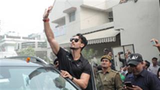 टाइगर श्रॉफ के खिलाफ सार्वजनिक स्थल पर गाड़ी चलाने के कारण केस दर्ज़!