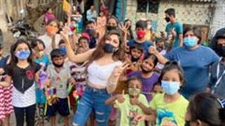 तुलसी कुमार ने इस दिवाली को बच्चों के साथ सेलिब्रेट करके ख़ास बनाया