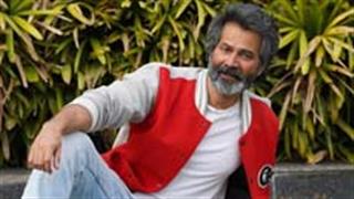 क्वारेंटाईन में वरुण धवन तेज़ी से हो रहे बूढ़े, साझा की तस्वीर!