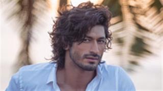 Vidyut Jammwal is chilling on an inflatable pool tub with someone special!