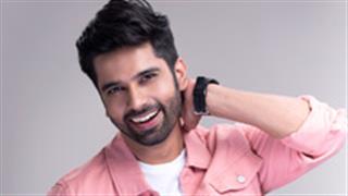 Actor Vijay Pushkar to debut in web series Splitends!