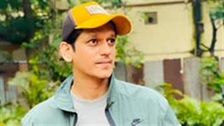 Vijay Varma struts down the 'red carpet' in utmost swag at his shoot