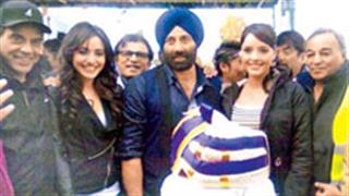 It's a wrap for 'Yamla Pagla Deewana 2' shoot