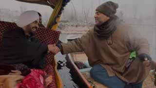 Diljit Dosanjh Enjoys a Peaceful Moment on Dal Lake, Relishing Kahwa and Kashmir's Scenic Beauty!