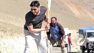 Sidharth Malhotra Embraces His Love for Cricket During Shoot Break on National Sports Day!