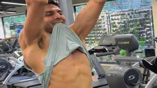 Kartik Aaryan Flaunts His Abs with Weight-Lifted Pull-Ups!
