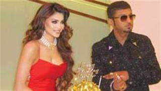 Yo Yo Honey Singh Surprises Urvashi Rautela with Lavish '24-Carat Gold' Cake on Her 30th Birthday!