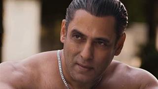 Salman Khan's Poolside Transformation Goes Viral as Andaz Apna Apna Returns to Theatres!