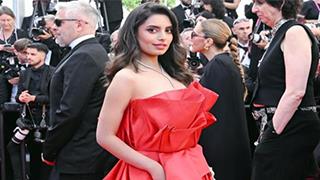 मिशन: इम्पॉसिबल 8 के कैन प्रीमियर में जोश बिर्च जोन्स द्वारा डिजाइन किए गये लाल गाउन में शैनन के का जलवा!