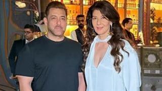 ब्लैक टी‑शर्ट और डेनिम जींस पहन स्टाइलिश तरीके से मारी सलमान ने एक्स-गर्लफ्रेंड के बर्थ-डे पार्टी में एंट्री!