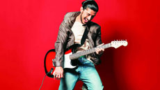 I woo Adhuna with songs, says Farhan Akhtar