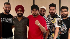 Yo Yo Honey Singh chilling with Ammy Virk, Maninder Buttar and others over a game of pool!