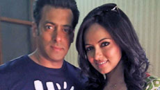 Salman shows support to Sana Khan