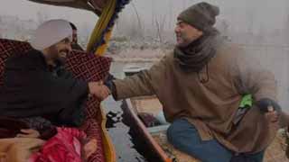 Diljit Dosanjh Enjoys a Peaceful Moment on Dal Lake, Relishing Kahwa and Kashmir's Scenic Beauty!