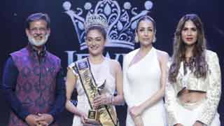 Malaika Arora presents NariFirst Jewel of India Crown to Eesha Agrawal as Empress in Historic Beauty Pageant!
