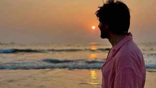 Kartik Aaryan Enjoys Quality Time with 'Sea, Sand, and Sun' at IFFI Goa!