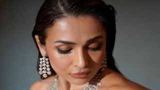 Malaika Arora Dazzles in Archana Kochhar's ‘Midnight Ebony’ Collection at Delhi Fashion Show!