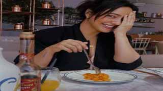 Neha Sharma's Culinary Adventures in Chicago: A Taste of the Windy City's Delights!