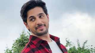 Sidharth Malhotra Shares Thought-Provoking Quote on Instagram, Fans Gush Over His Radiant Smile!