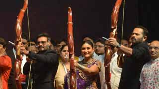 Singham Again Team - Ajay Devgn, Rohit Shetty, and Kareena Kapoor Khan, Perform Ravan Dahan at Lav Kush Ramlila in Delhi!