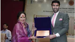 Sonal Mansingh honours Sandip Soparrkar with Jeevan Ratan Sanmaan at Sangeet Natak Akademi!