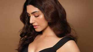 Delbar Aarya's New Pics Are Too Hot to Handle, Slips Into Sexy Look!
