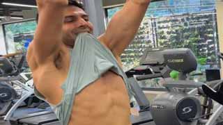 Kartik Aaryan Flaunts His Abs with Weight-Lifted Pull-Ups!