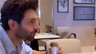 Indulgent Cheat Day - Kartik Aaryan Treats Himself to Ice Creams