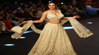 Malaika Arora Stuns as Show Stopper for Archana Kochhar and Lavie at Bombay Times Fashion Week!