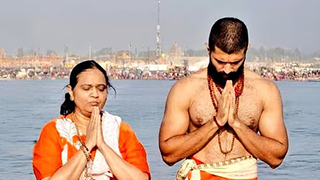 Vijay Deverakonda Seeks Blessings at Maha Kumbh with His Mother!