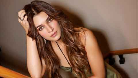 Kriti Sanon Silences Sudden Kabir Bahia Breakup Rumors with an Ultra-Cosy Hug in Her Unseen Half-Yearly Photo Dump!