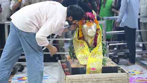 pilgrimage-kartik-prays