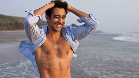 When Rahul Khanna Takes a Shower, the Internet Shows Up!