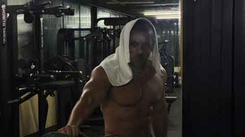 Salman Khan Flaunts Ripped Abs in Late-Night Post After Paper Leak Remarks Trigger Social Media Storm!