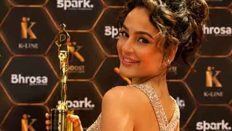 Seerat Kapoor Wins Dynamic Screen Presence Award at Boogle Bollywood Ballistic Awards 2026!