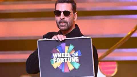 Akshay Kumar Shares a Funny Childhood Story and Struggle Days Anecdote on Wheel of Fortune!
