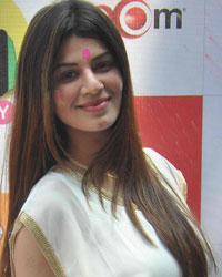 Kainaat Arora at Zoom Holi Party 2014